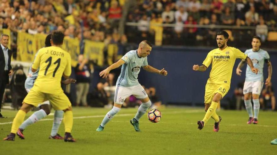 Aspas controla el balón durante el encuentro disputado ayer. // LOF