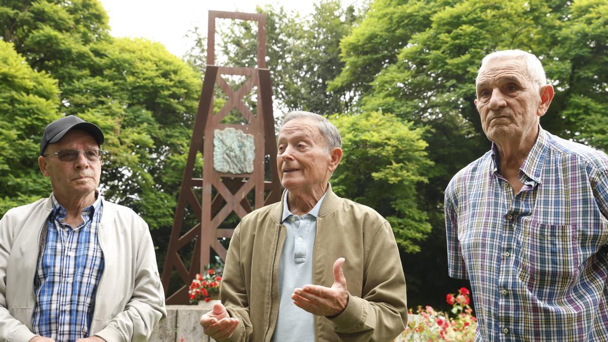 Por la izquierda, Víctor Álvarez Robles, José Antonio García Casal "Piti" y Pablo García Modroño, junto al monumento a los mineros en La Camocha.
