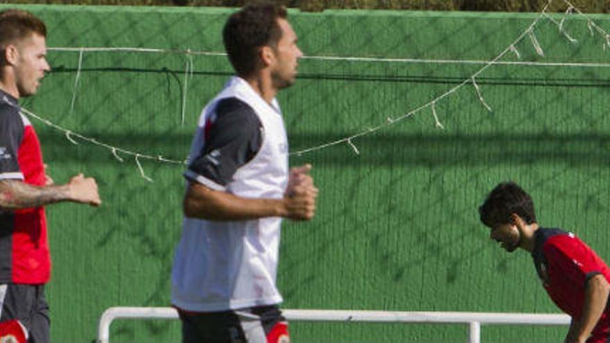 Mandi durante el entrenamiento de la plantilla del Elche