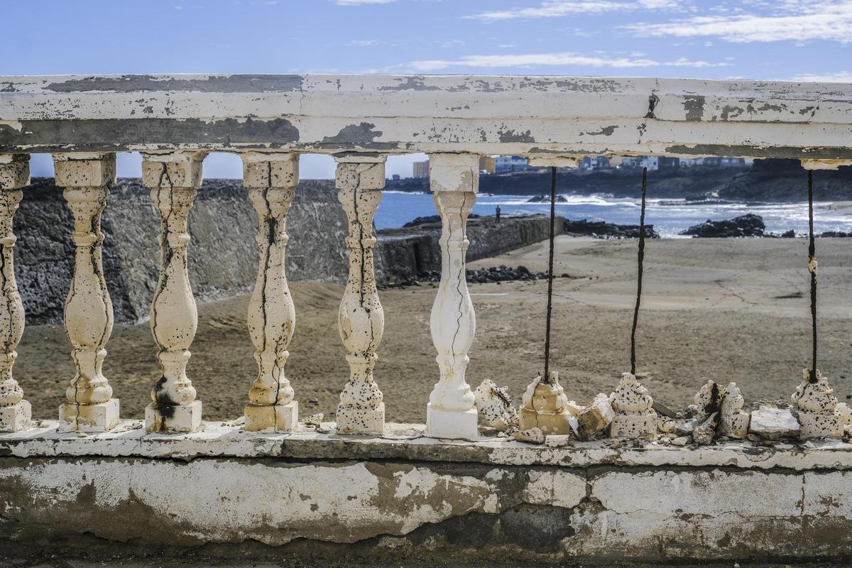 Barrotes del muro de la playa deteriorados.