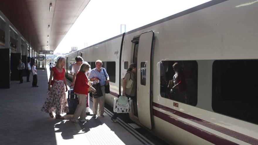 Un grupo de viajeros sube al tren en Zamora.