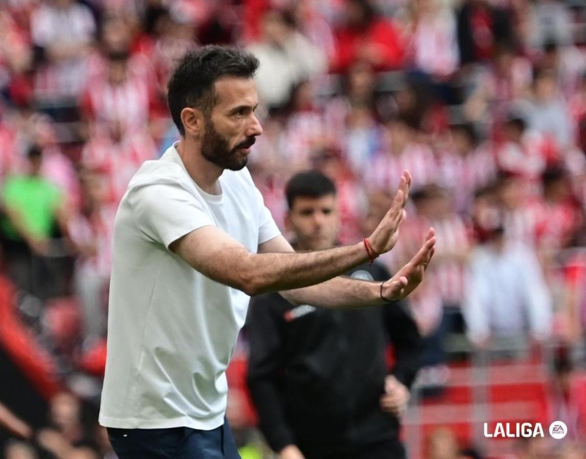 Carlos Corberán da órdenes a su equipo en San Mamés