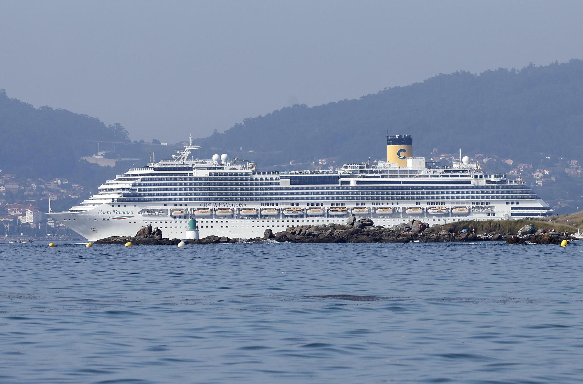 Visitantes y cruceristas del Island Sky y Costa Favolosa animaron un Vigo soleado