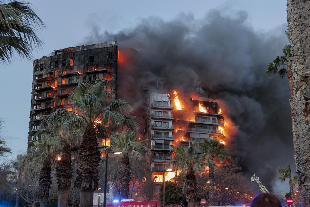 Espectacular incendi en un edifici de València