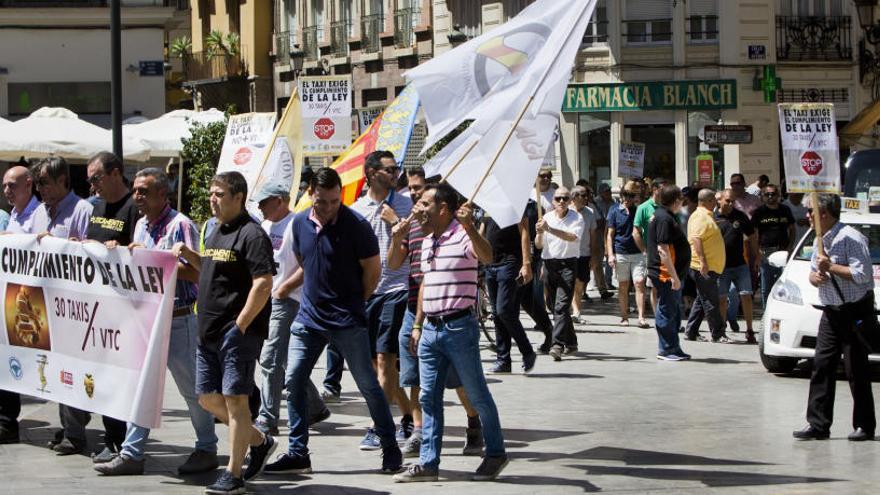 Los taxistas secundan un paro de 12 horas y se manifiestan en  el centro de València