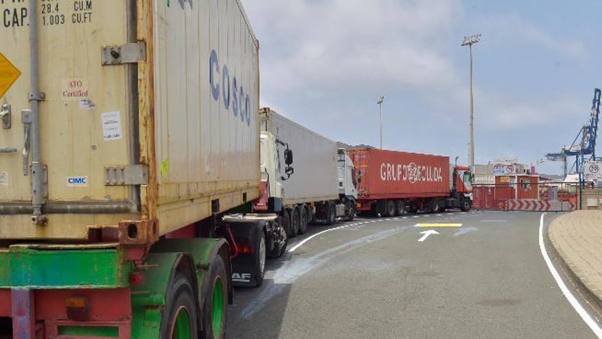 El nuevo sistema de pesaje de mercancía crea colas de camiones de cuatro horas