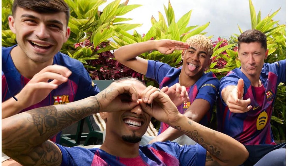 Pedri, Raphinha, Lamine Yamal y Lewandowski, con la nueva camiseta del Barça para la temporada 25-26.