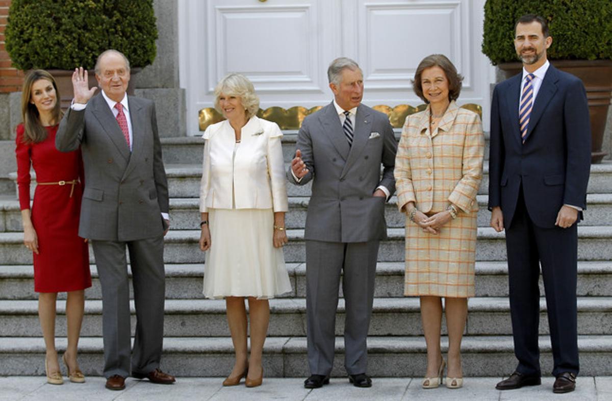 El rei Joan Carles i la reina Sofia, els Prínceps d’Astúries amb el Príncep de Gal·les i la seva dona, Camil·la, posen a la Zarzuela, el 2011.