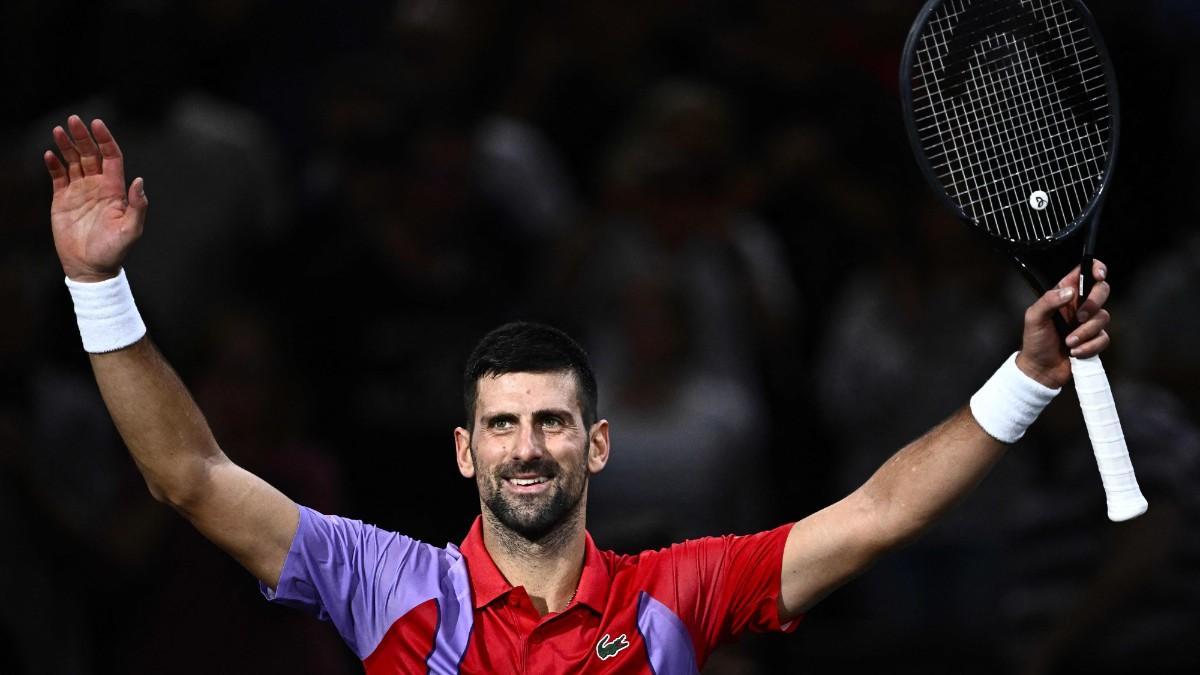 Novak Djokovic celebra la victoria en su debut en París
