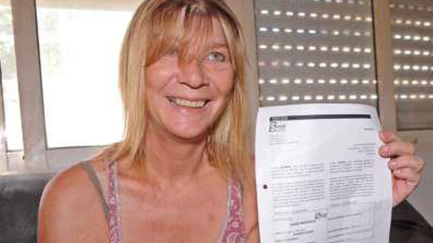 Susana Duhring. Torrevieja.  Cocinera en paro. &quot;No hay trabajo para una mujer en paro con 52 años&quot;. &quot;He sido cocinera toda mi vida y me quedé en paro hace cuatro años. Lo intento y lo intento, pero no hay trabajo para una mujer de casi 52. A no ser que conozcas a alguien, hoy no encuentras nada. Lo que más me molesta es que después de 23 años en España ahora me han quitado la tarjeta sanitaria por no estar trabajando&quot;.