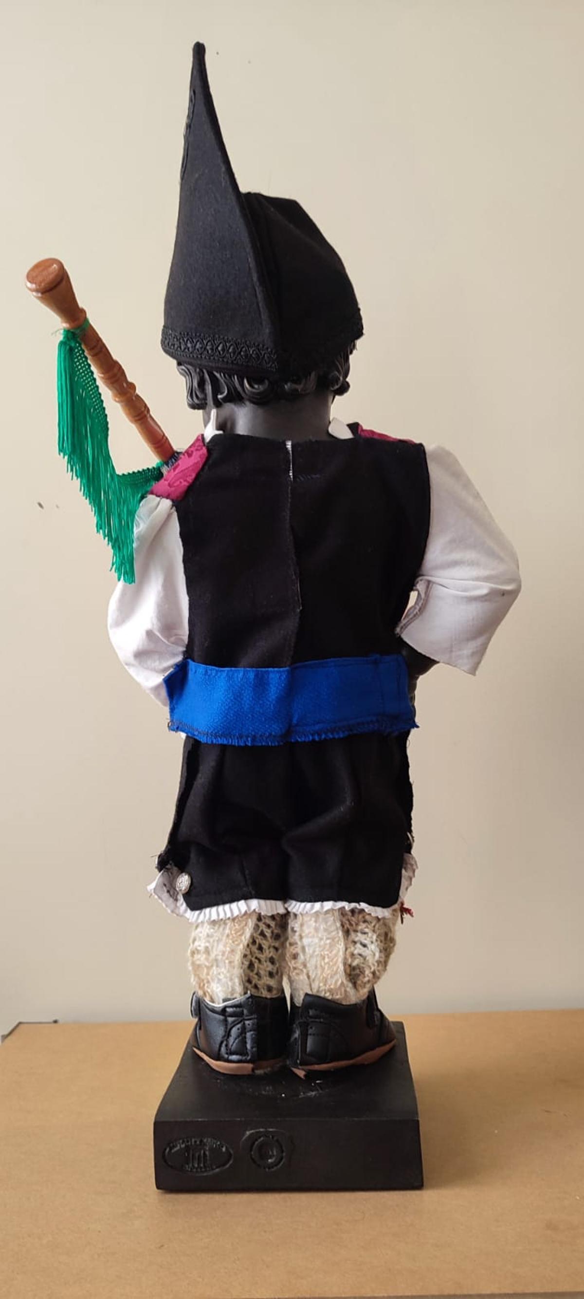 Una vista desde atrás del nuevo traje de asturiano del Manneken Pis