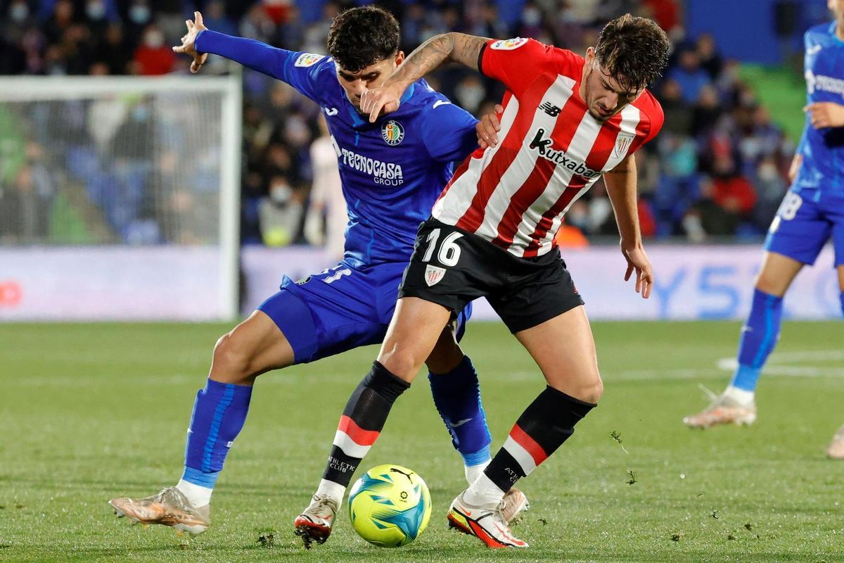 GRAF137. GETAFE (MADRID), 06/12/2021.- El centrocampista del Getafe Carles Aleñá (i) disputa el balón ante el centrocampista del Athletic Unai Vencedor (d) durante el encuentro de la jornada 16 de LaLiga Santanter entre el Getafe CF y el Athletic Club de Bilbao, este lunes en el Coliseum Alfonso Pérez en Getafe. EFE/ Zipi