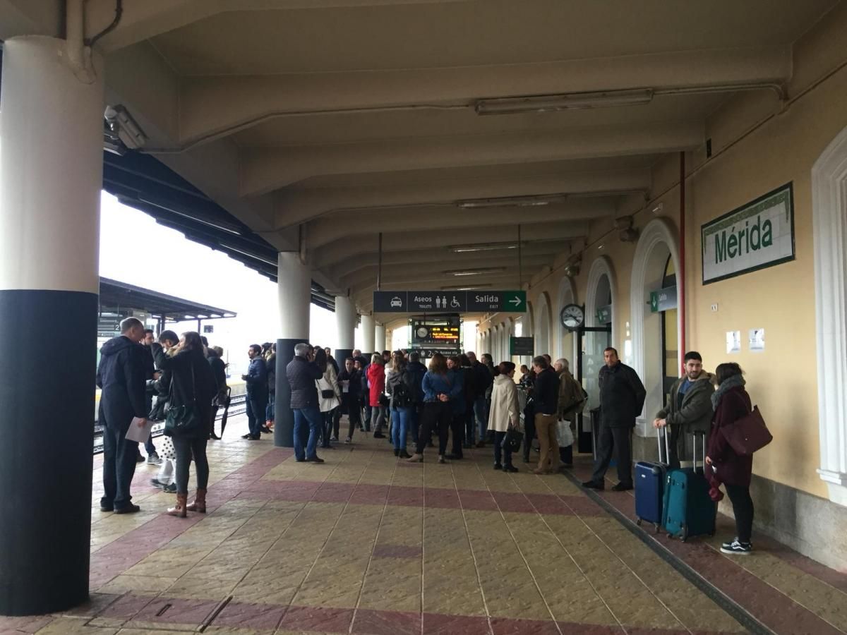 La manifestación por un tren digno para Extremadura en imágenes