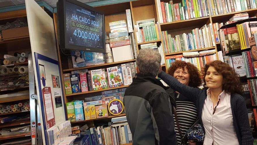 Marina Buceta en la Librería Abrente, con clientes.