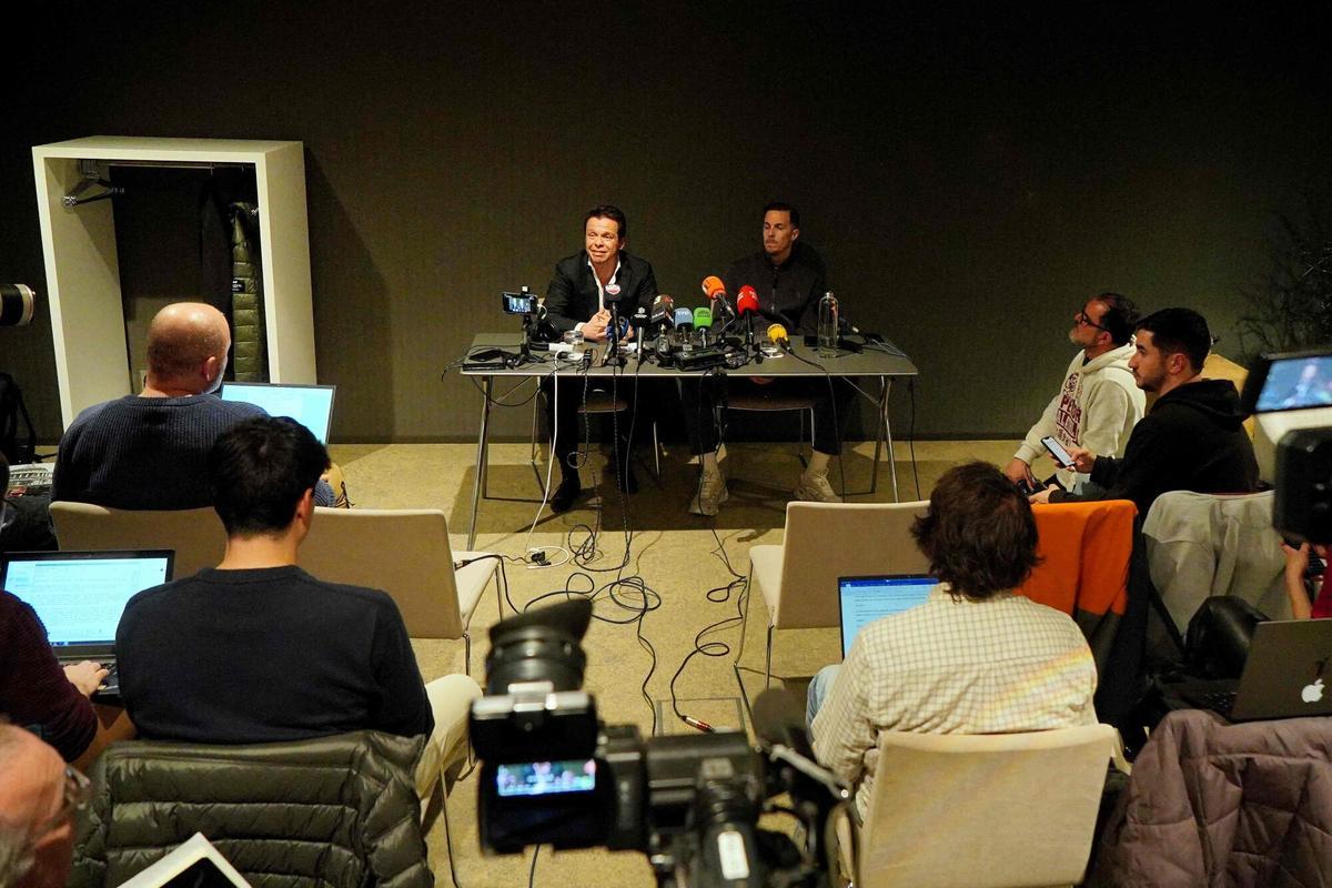 Thomas Heurtel y su agente David Carro (CL) hablan ante los medios de comunicación en un hotel de Barcelona el 3 de enero.