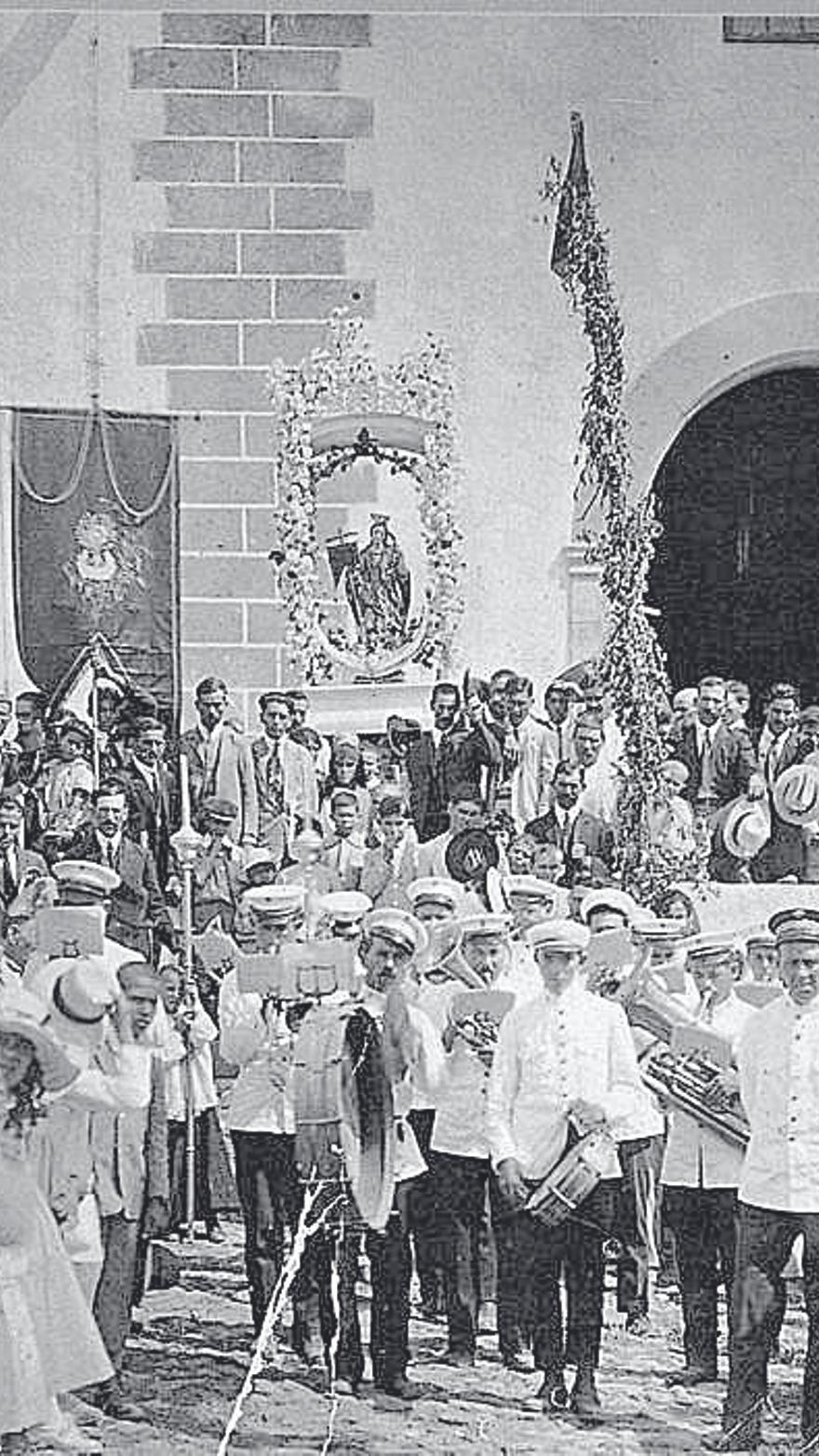 Procesión de Santa Úrsula con la banda de música, años 30