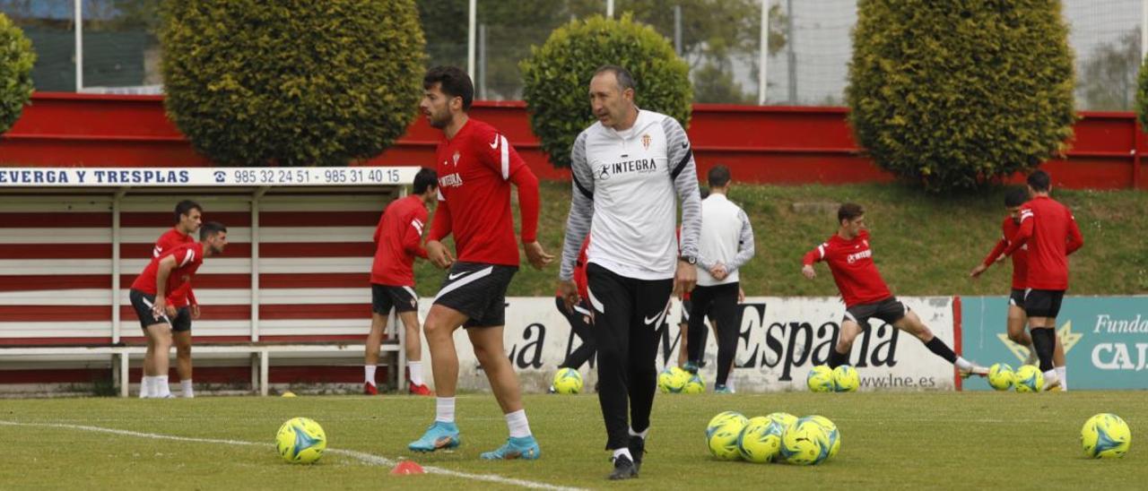 Jony, en el entrenamiento de ayer en Mareo, conduce el balón ante la mirada de Tomás Hervás. | Ángel González | Á. GONZÁLEZ