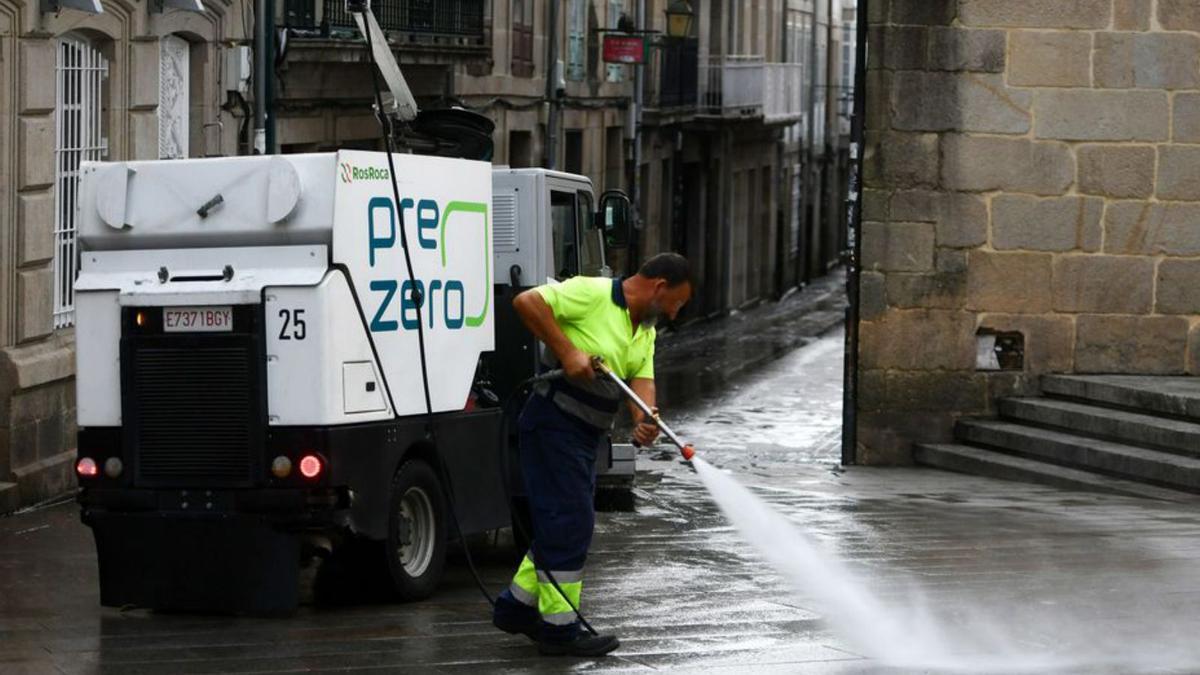 Trabajos de limpieza de los restos de la “noche de peñas”.   | // G. S.