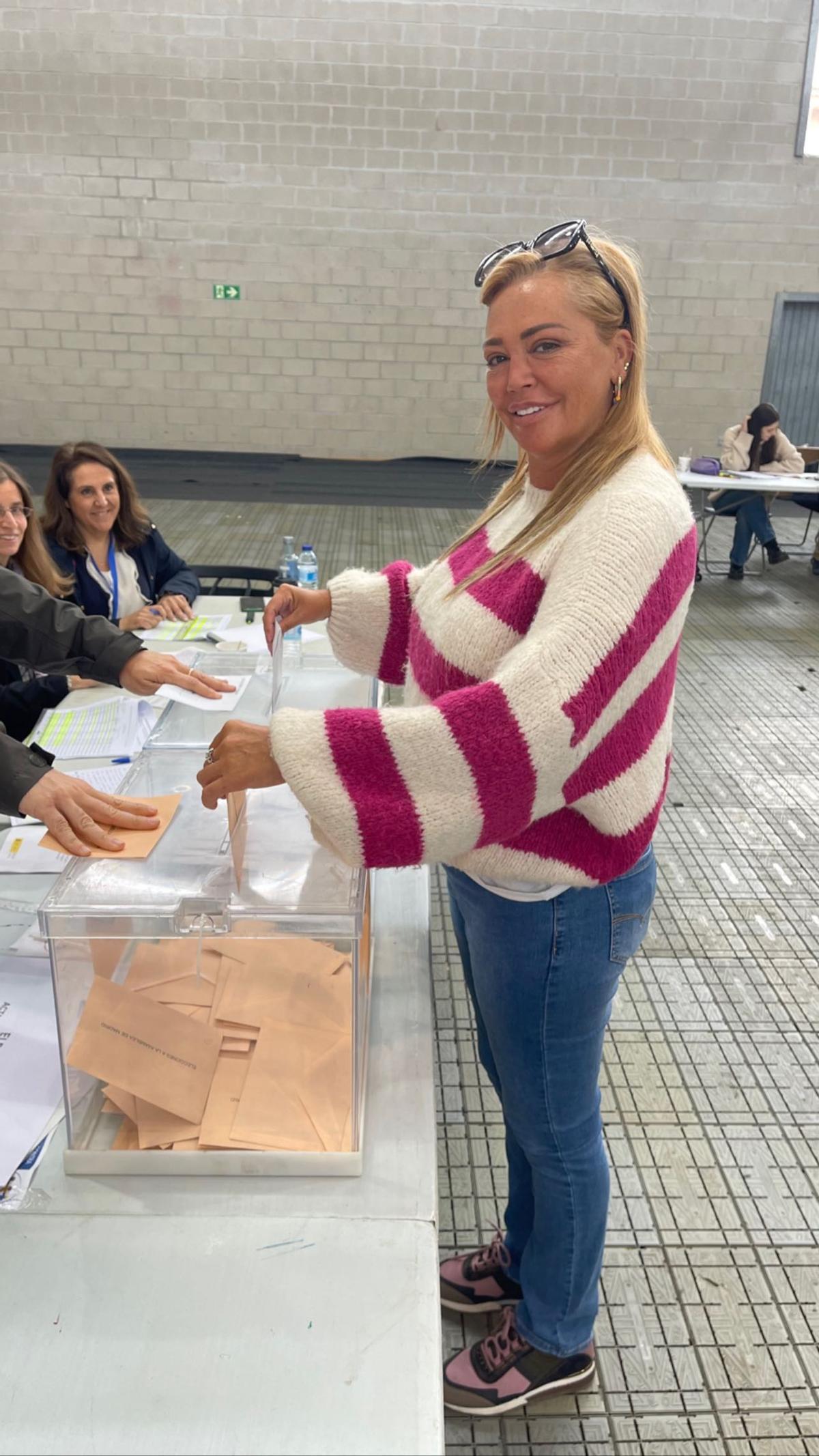 Belén Esteban culega una fotografía ejerciendo su derecho al voto