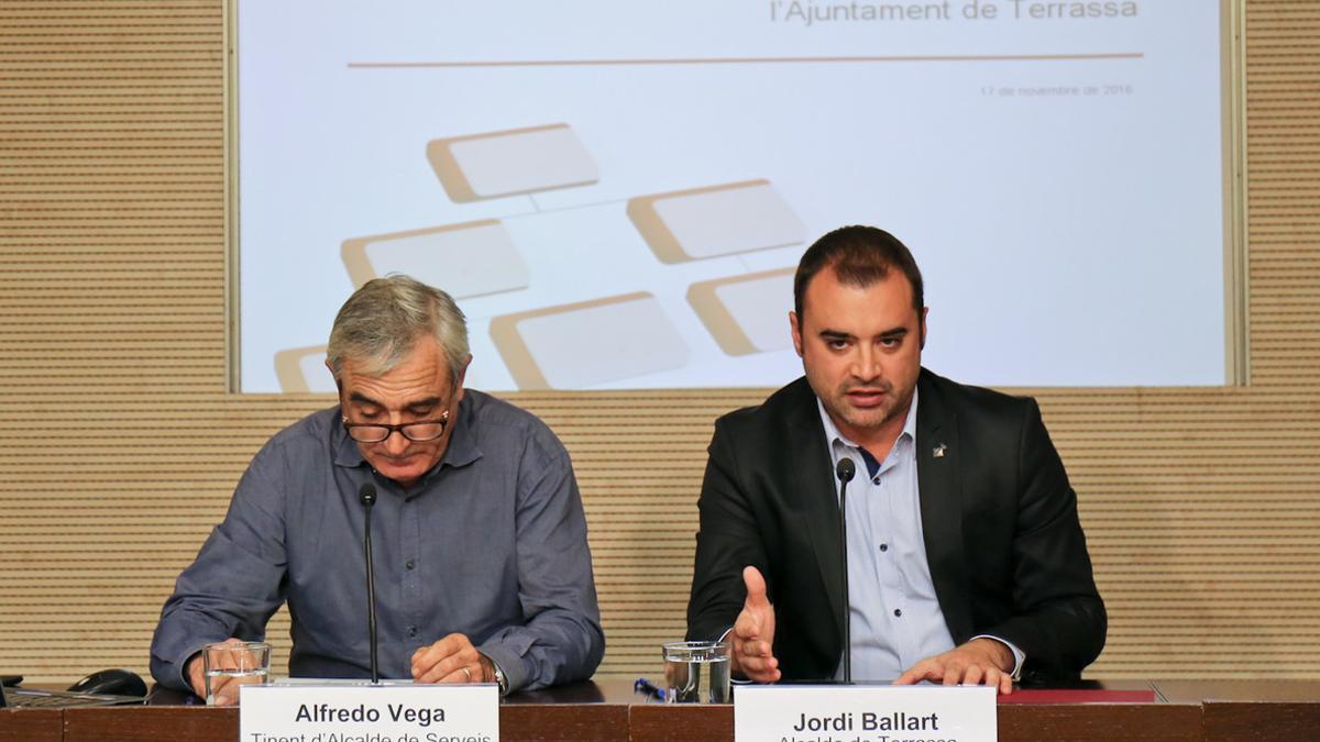 El alcalde de Terrassa, Jordi Ballart, y el teniente de alcalde de Servicios Generales y Gobierno Abierto, Alfredo Vega.