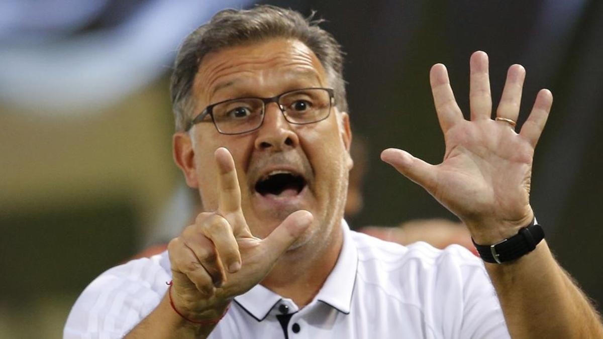 El técnico 'Tata' Martino da instrucciones a los jugadores del Atlanta, en la final de la MLS.