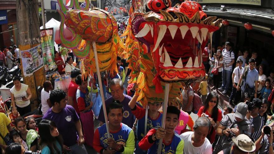 Los chinos dan la bienvenida al Año del Gallo de Fuego