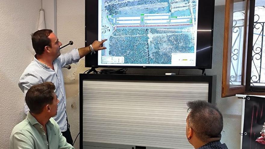 El alcalde, Andrés Martínez, señala el mapa de la ubicación del párking. | MEDITERRÁNEO