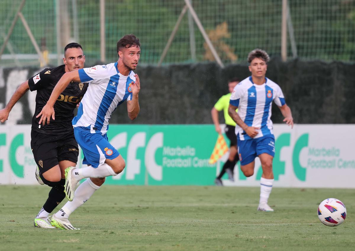 Puado, con Melamed al fondo, en el partido contra el Cádiz disputado en el stage de Marbella.