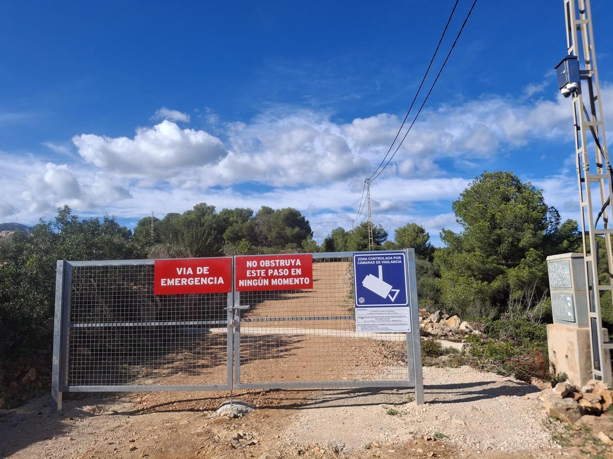 La nueva vía de emergencia está cerrada con puertas de hierro