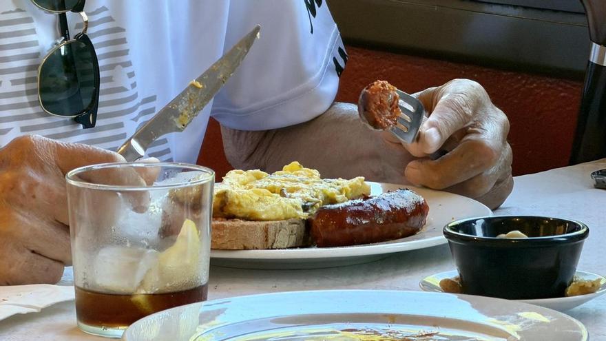 Sis mesos amb esmorzars de forquilla sota mínims per la crisi de la pesta porcina: "No sé com ens ho farem"