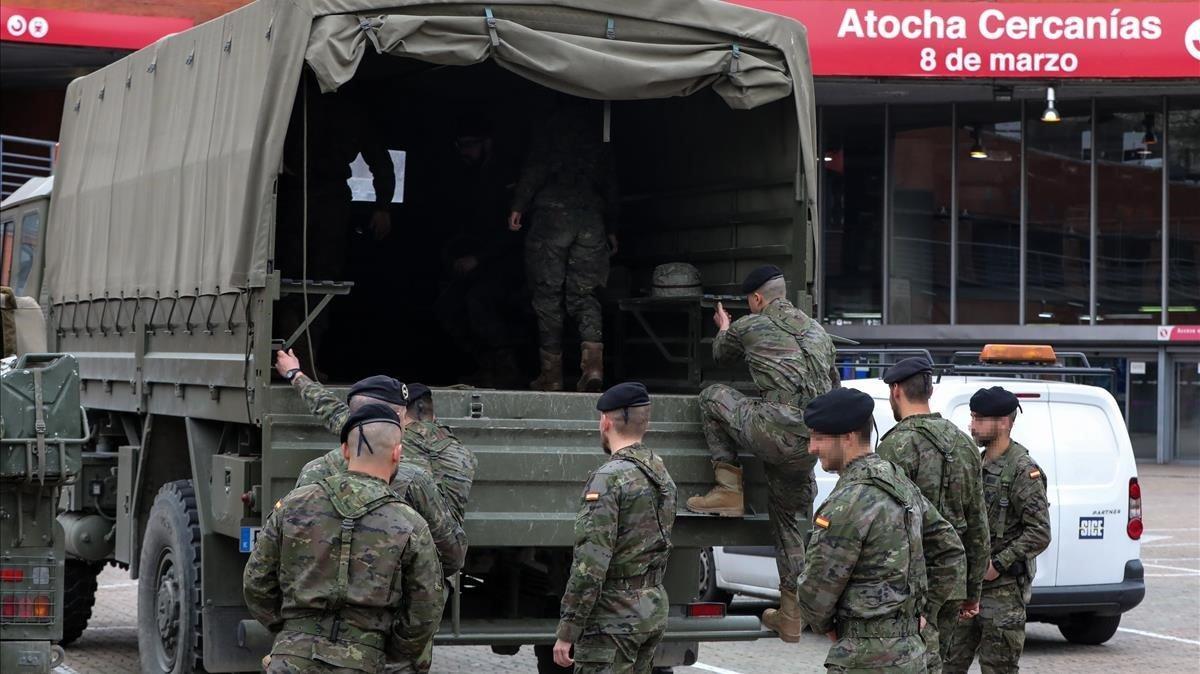 zentauroepp52834551 militares y un tanque del ej rcito en las inmediaciones de l200318112719