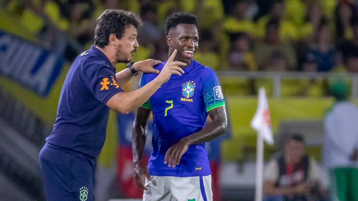 El seleccionador brasileño, Fernando Diniz, con Vinicius Jr.