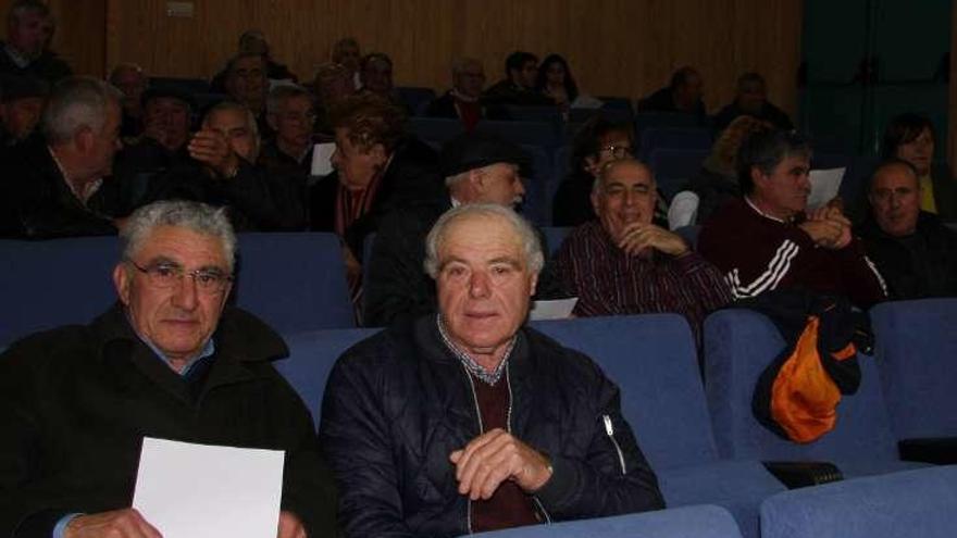 Algunos de los asistentes a la asamblea de viticultores de Bueu.