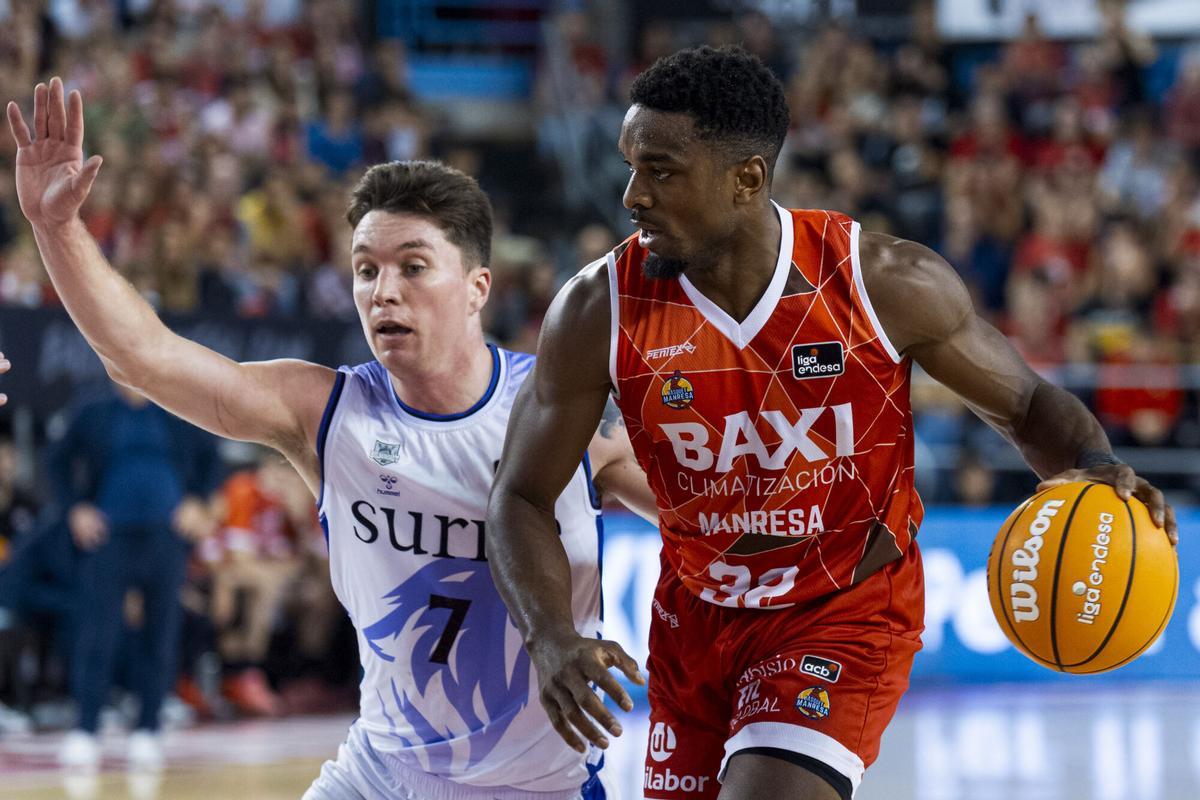 MANRESA (BARCELONA), 01/11/2025.- El base belga del Baxi Manresa Retin Obasohan (d) avanza con el balón junto al escolta estadounidense del Surne Bilbao Justin Jaworski (i), durante el encuentro de la jornada 5 de la Liga Endesa entre el Baxi Manresa y el Surne Bilbao Basket, disputado este sábado en el Pabellón Nou Congost de Manresa. EFE/Siu Wu