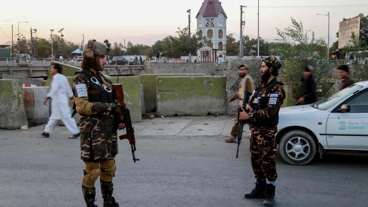 Talibanes en las inmediaciones de la mezquita de Eid Gah.