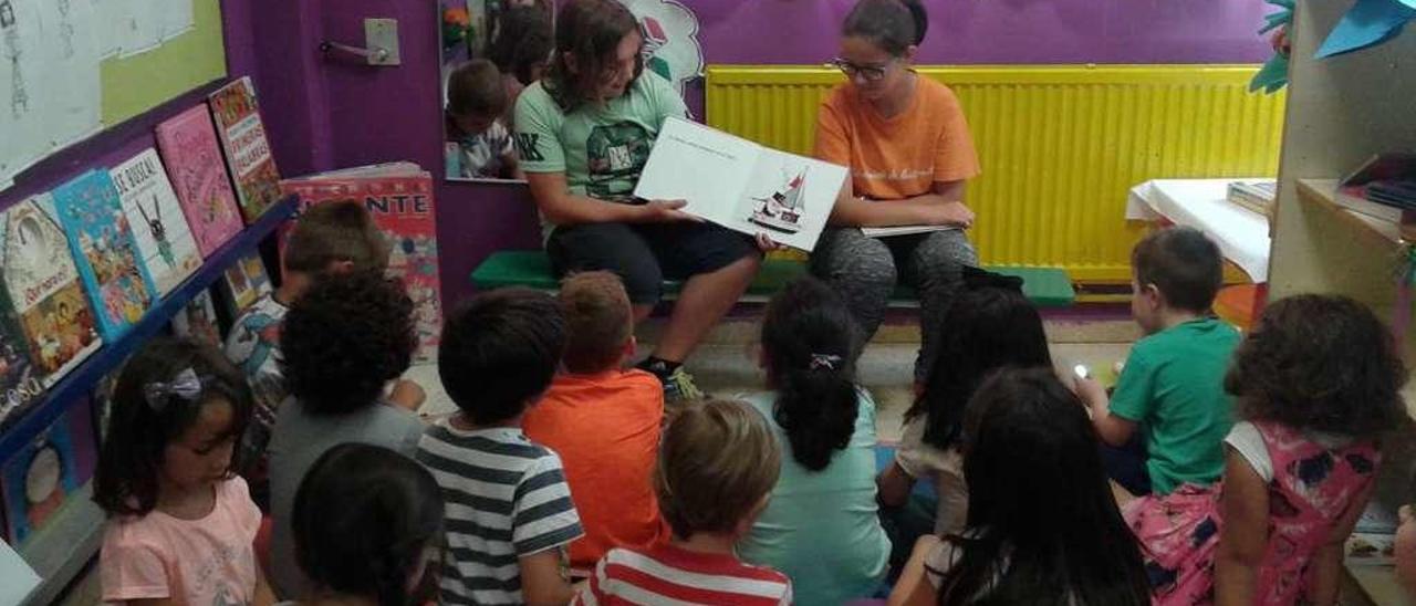 Alumnos del CEIP Sobreira-Valadares durante una lectura a los niños de Infantil. // FdV