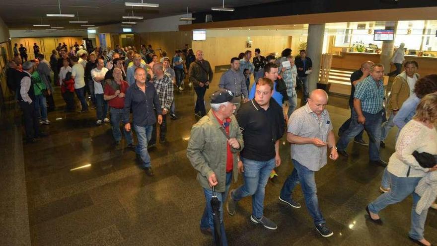 Los huelguistas, durante su concentración de ayer en el vestíbulo de la delegación territorial de la Xunta. // G. Santos