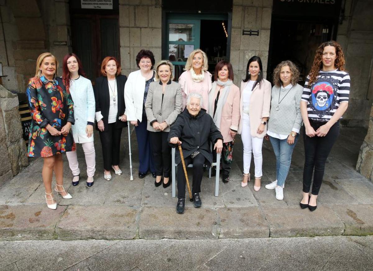 Foto de familia bajo los soportales arropando a Antía Cal.