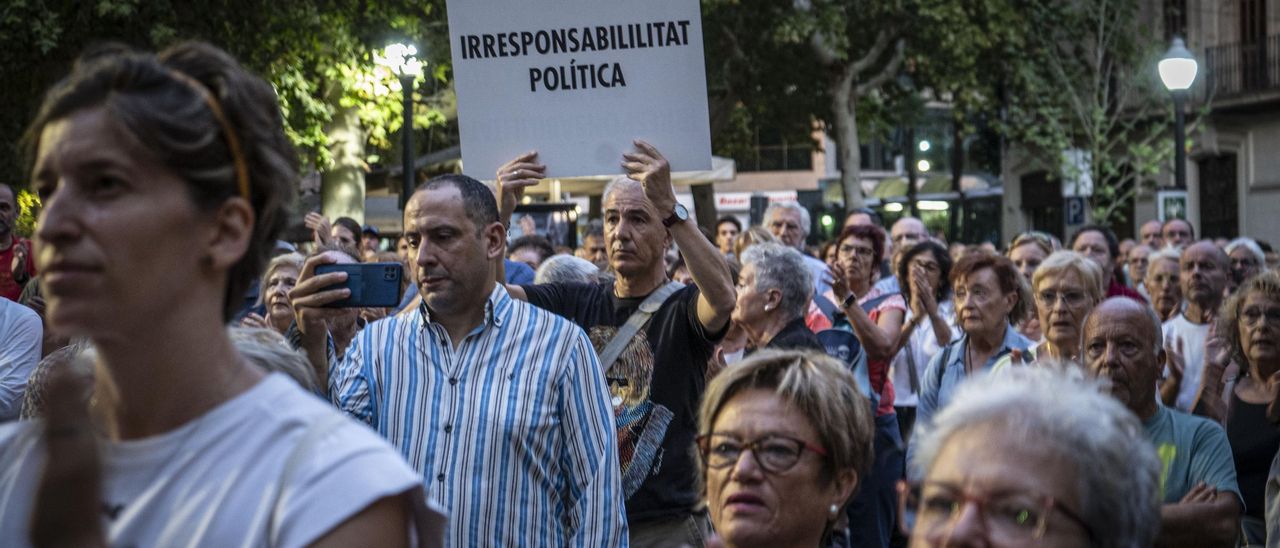 Un manifestant mostra un cartell durant la concentració contra l'incivisme a Crist Rei, a Manresa