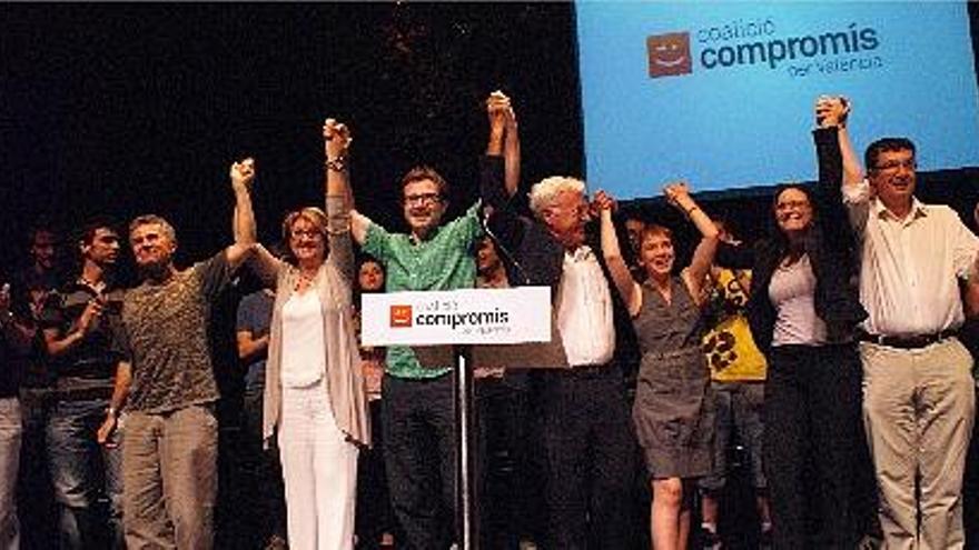 Joan Ribó, con camisa blanca, saluda con el resto de candidatos de Compromís.