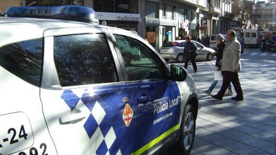 Un cotxe de la Policia Local estacionat a la plaça de Crist Rei