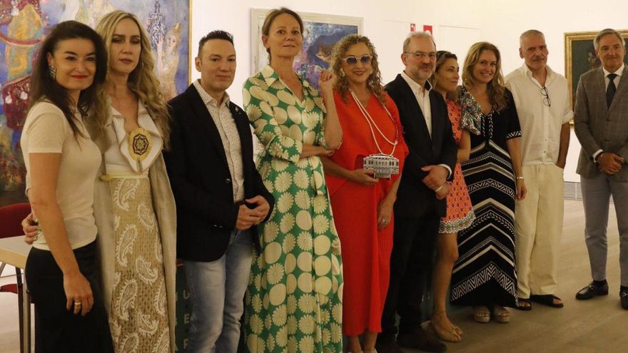 Presentación de la I Semana de Pasarela Campoamor en el Museo; por la izquierda, Beatriz Cabrero (Pasarela Campoamor), Consuelo Renaud (Óptica Quesada), Carlos Albuixech (Fely Campo), María Martín (Ultrammar), Graciela Suárez, Gabino Busto, Celia Bernardo, Alicia Suárez-Hulton, Alfonso Pérez y Manuel Rodríguez Velázquez (Velázquez y Villa Abogados). | FERNANDO RODRÍGUEZ