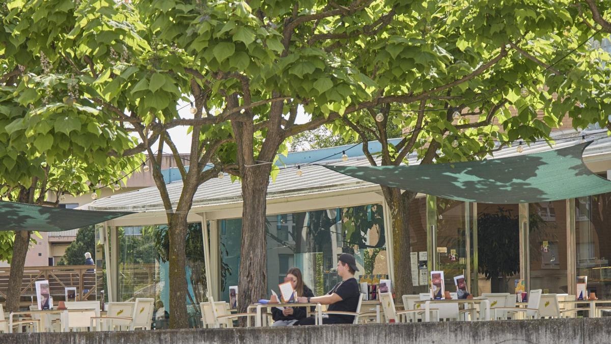 La terrassa del bar del parc del Migdia.
