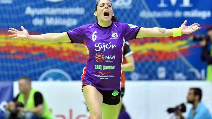 Raquel Caño celebra uno de los goles de la final.