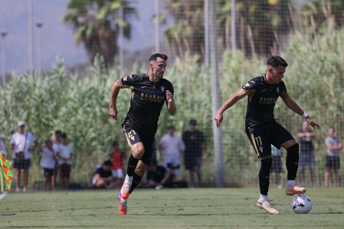 Carlos Albarrán, a la izquierda, junto a Diego Bri en el amistoso frente al Elche.