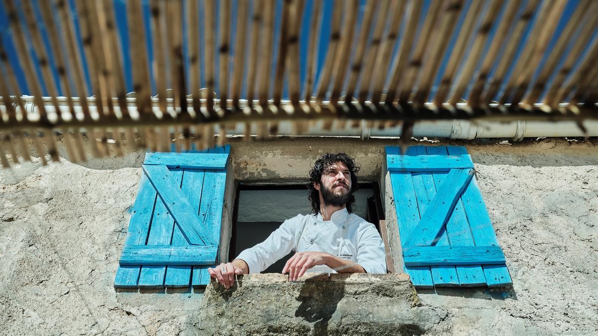 Joseba Cruz, en una ventana de la nueva sede de Le Clandestin