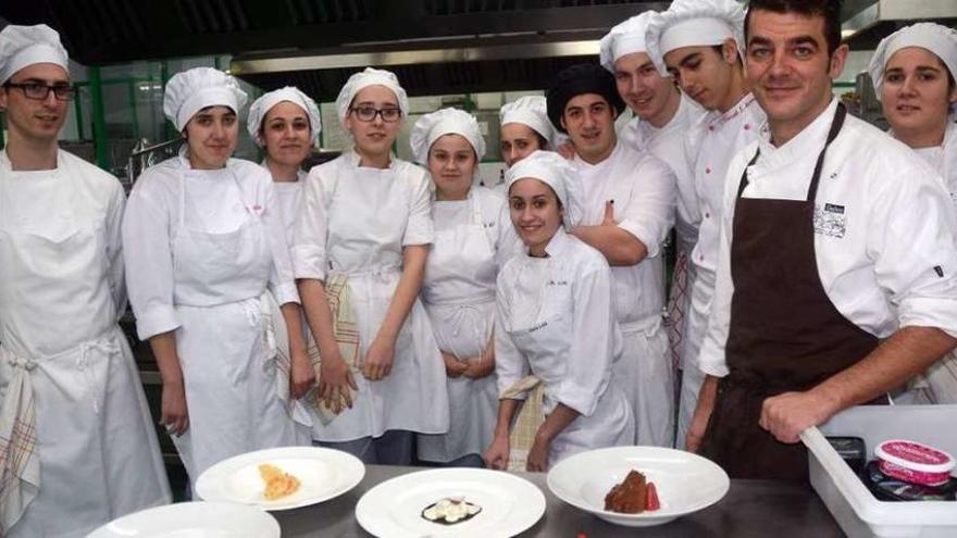 Los alumnos con el cocinero Héctor López (drcha) en los talleres de cocina del CIFP Carlos Oroza. // R. V.