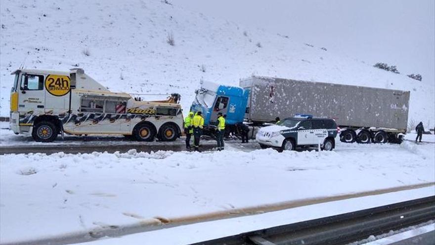 La nieve de abril colapsa la A-23 y deja incidencias en el Pirineo