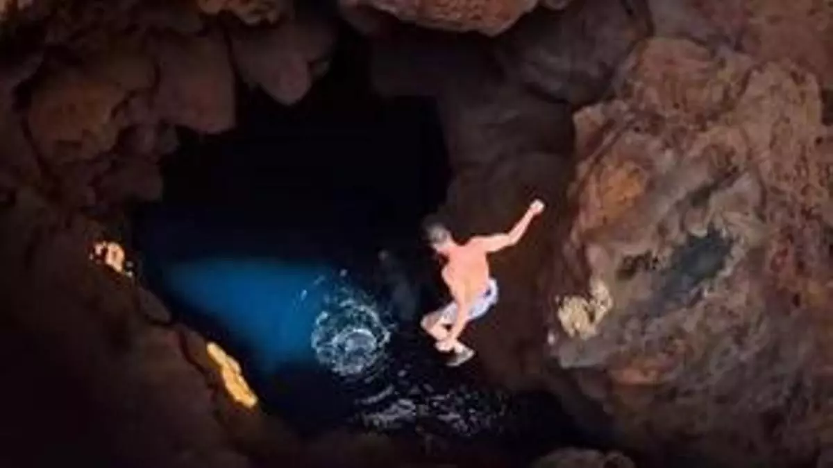Un deportista francés se juega la vida saltando en la cueva s’Ullal de na Coloms