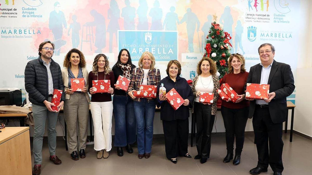 El Ayuntamiento ha respaldado la entrega de 180 juguetes donados por Hidralia